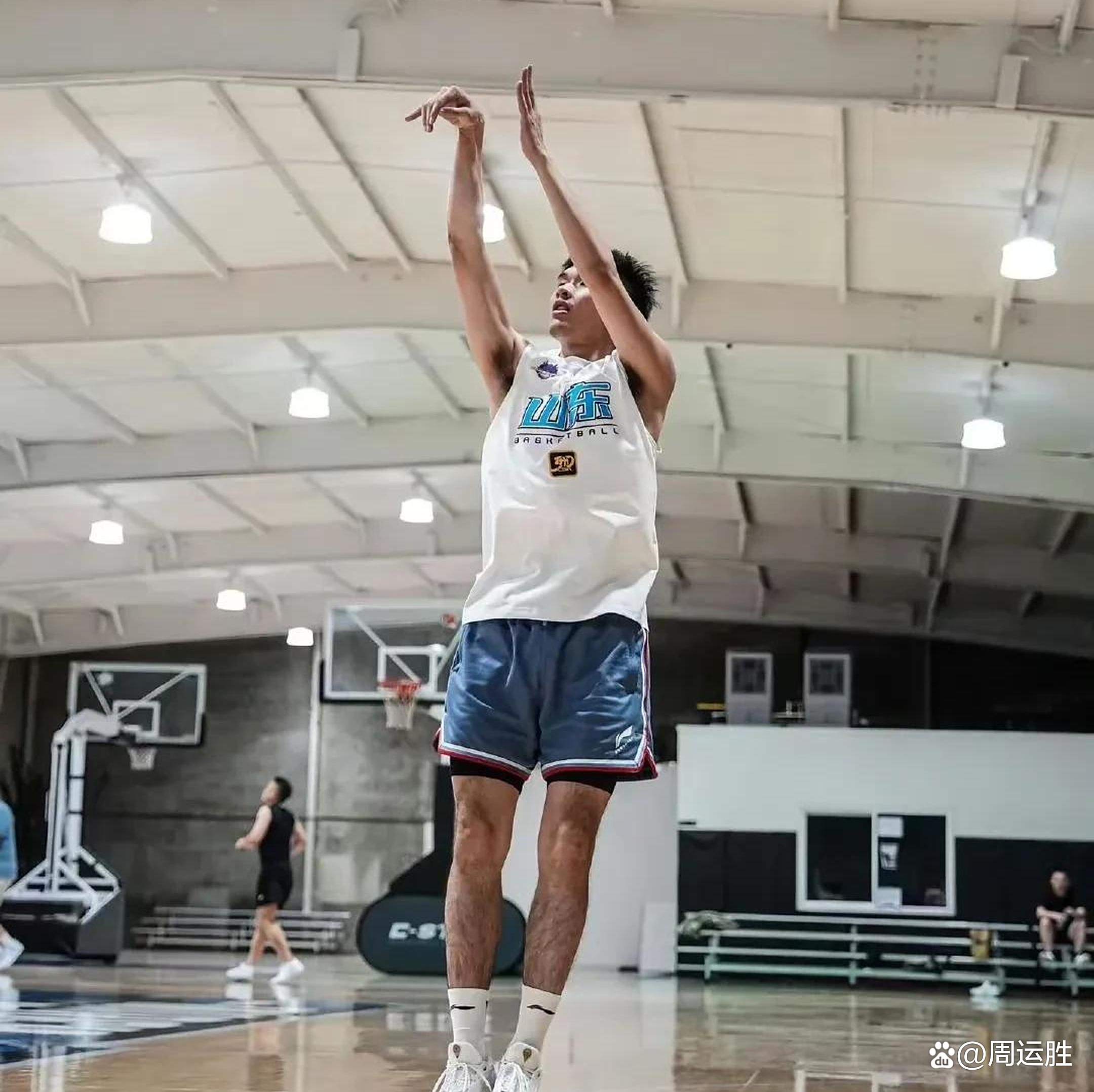 爱游戏app下载地址-球员私下接受训练备战新赛季