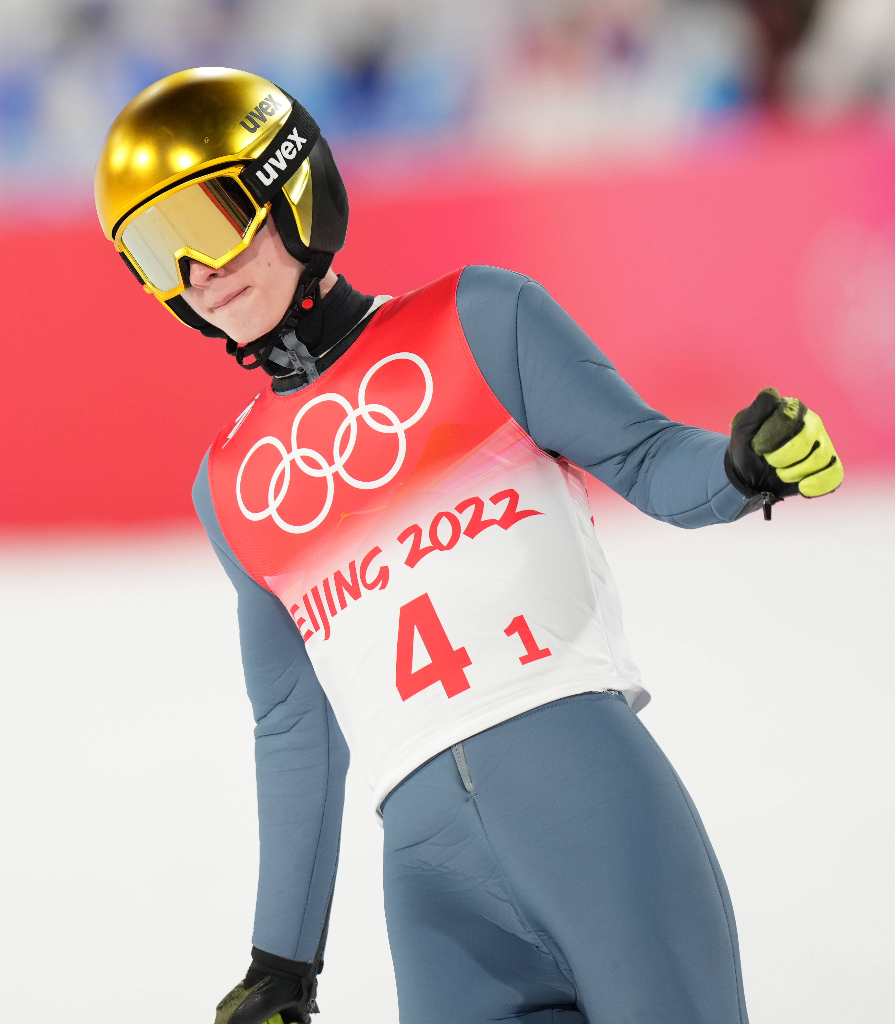 塞尔维亚选手在短道速滑比赛中登上领奖台