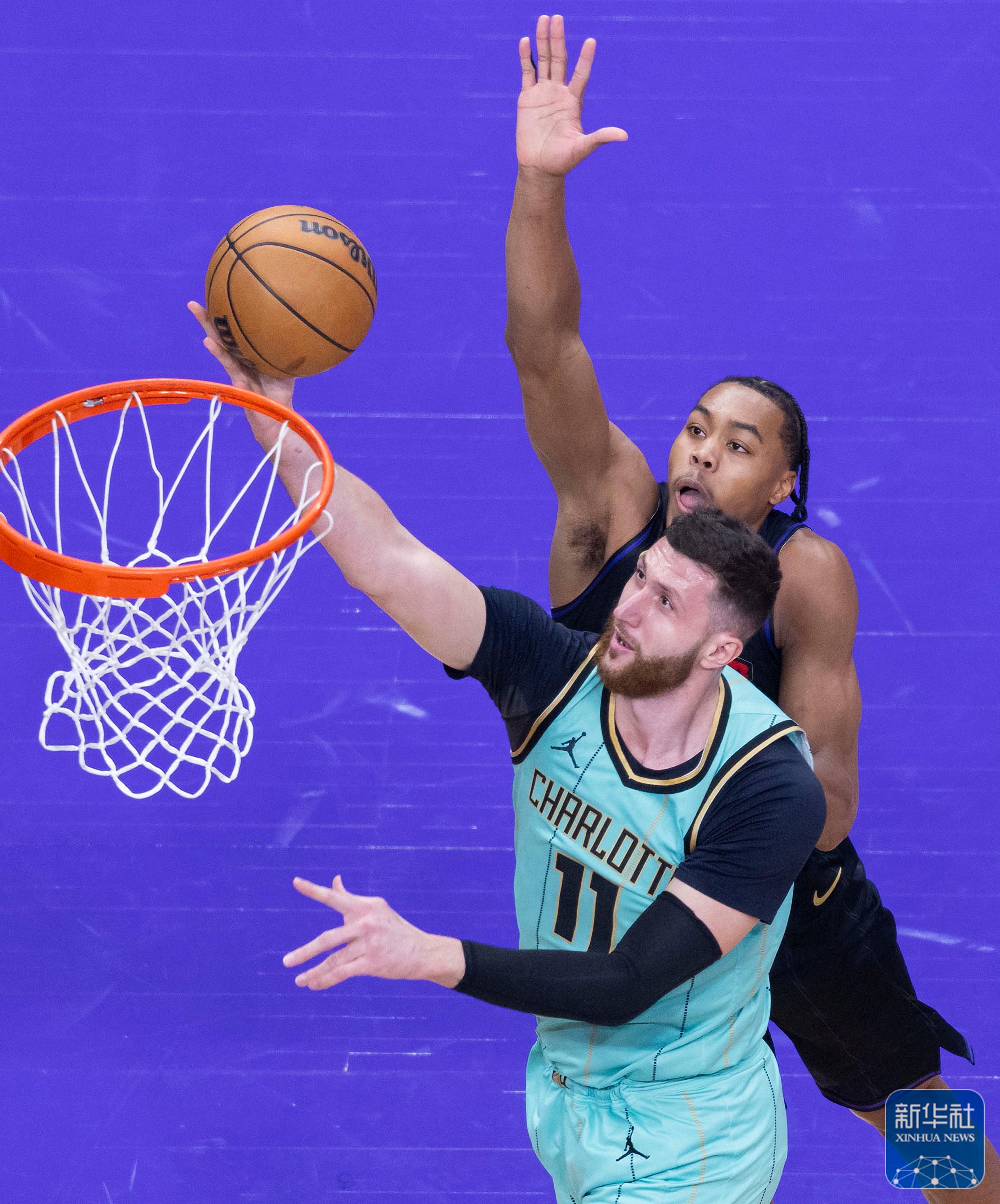 猛龙遭遇激烈比赛，艰难击败雄鹿保住优势的简单介绍