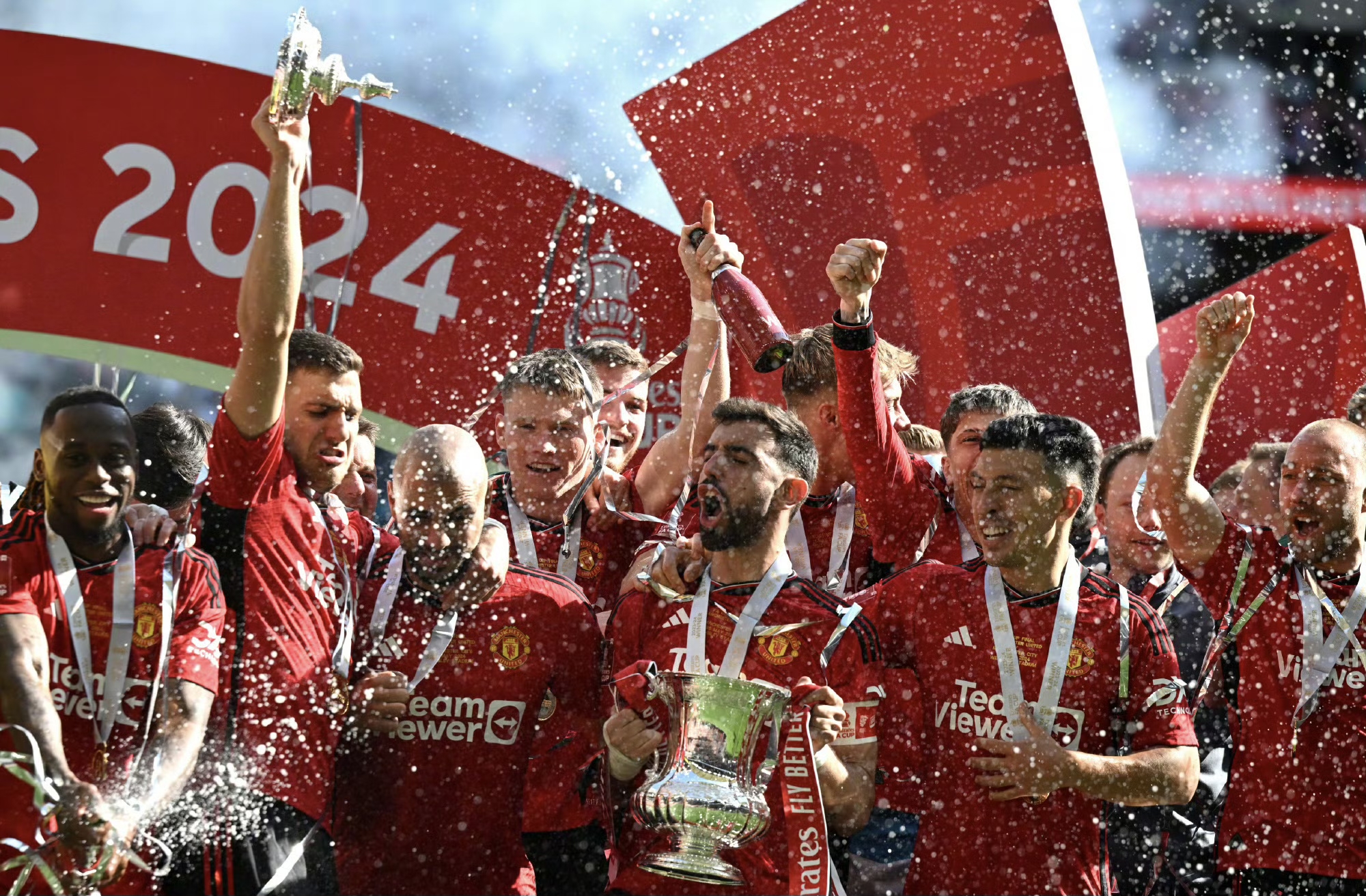 爱游戏在线-曼城球迷疯狂庆祝队伍取得连胜