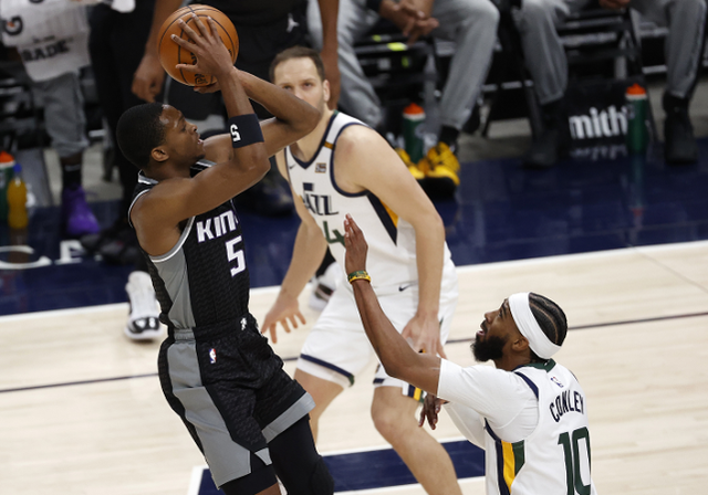 爵士客场逆转黄蜂，米切尔分完美表现